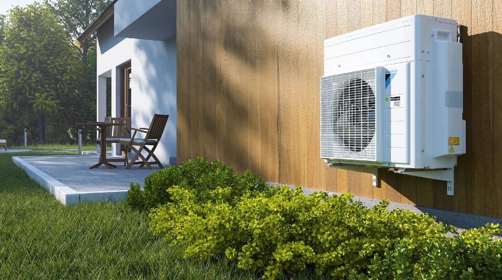 Daikin Altherma buitenunit aan de gevel van een woning, naast een terras met tuinmeubilair
