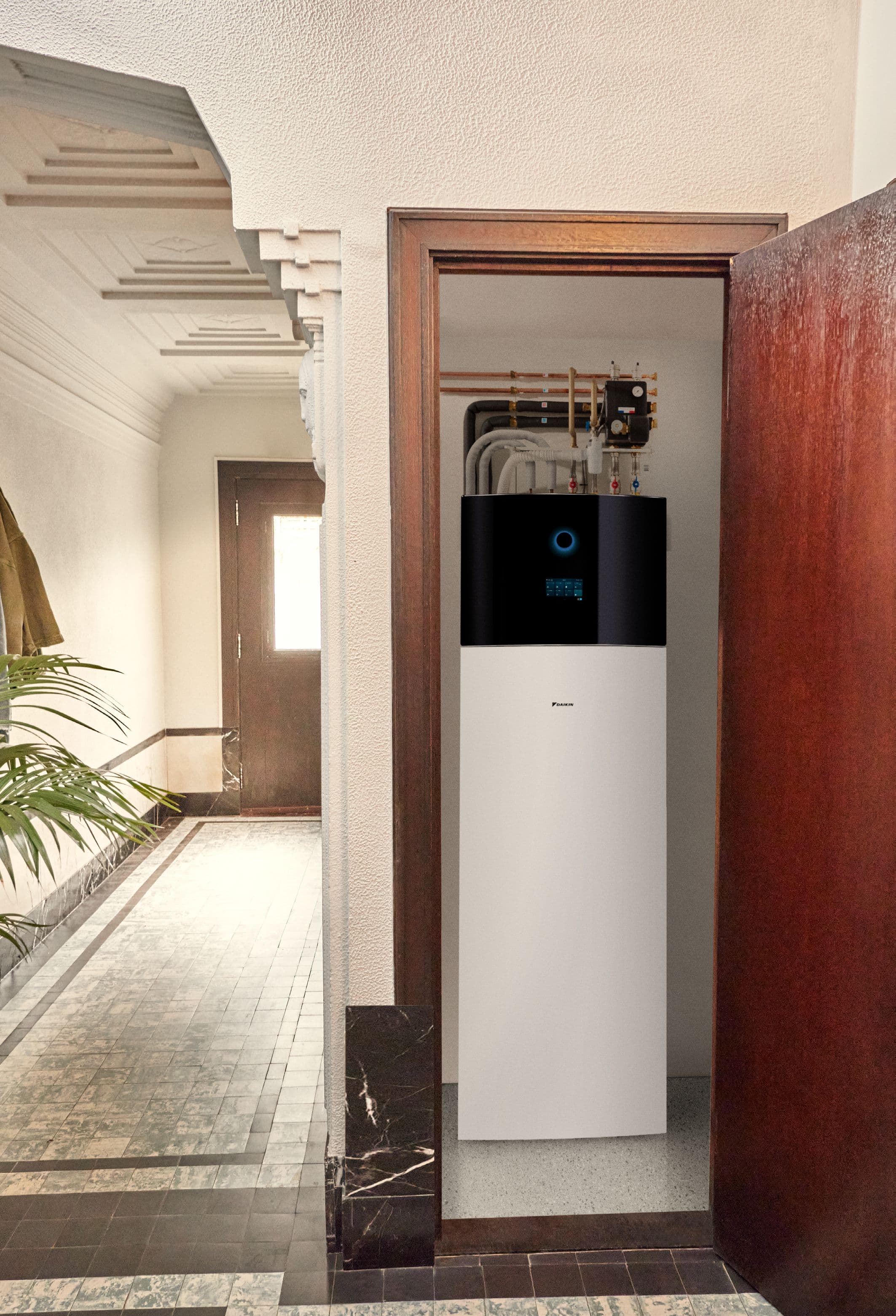 Daikin Altherma 4 H buitenunit geïnstalleerd in een tuin — Nederlandse woning, lifestyle plaatsing
