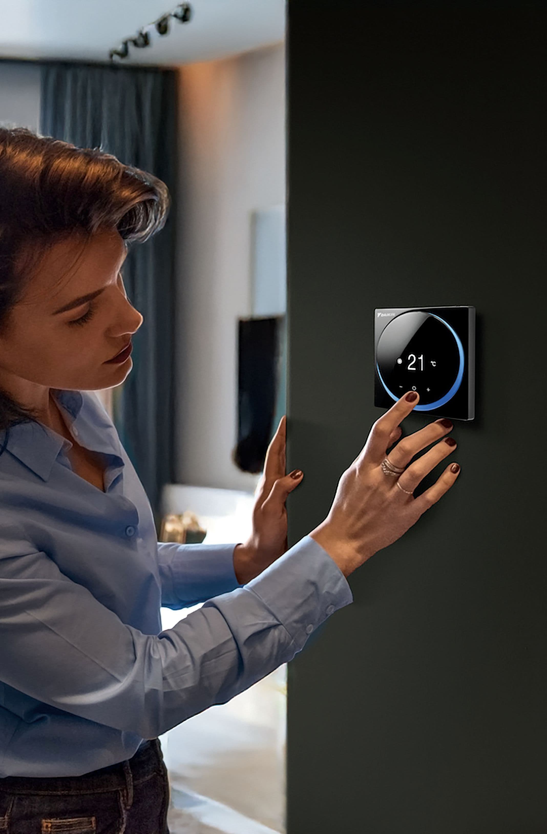 Daikin Altherma 4 H — MMI-4 touchscreen op de binnenunit naast de Onecta-app op smartphone