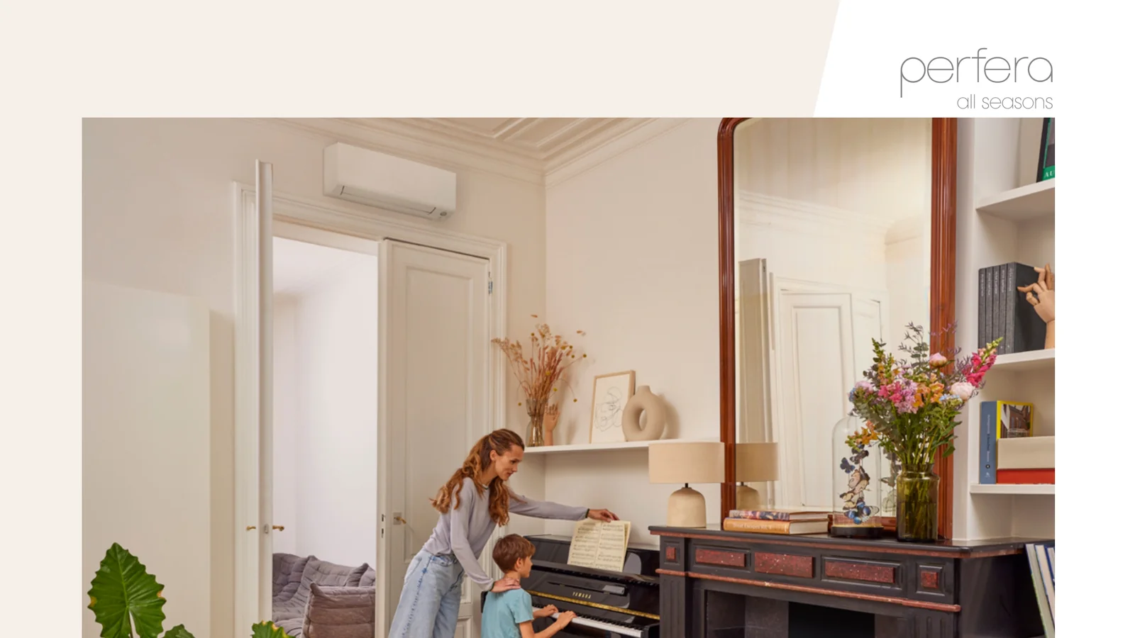 Daikin Perfera FTXM-A wandmodel boven de doorgang in een woonkamer — strak wit ontwerp met dubbele lamel